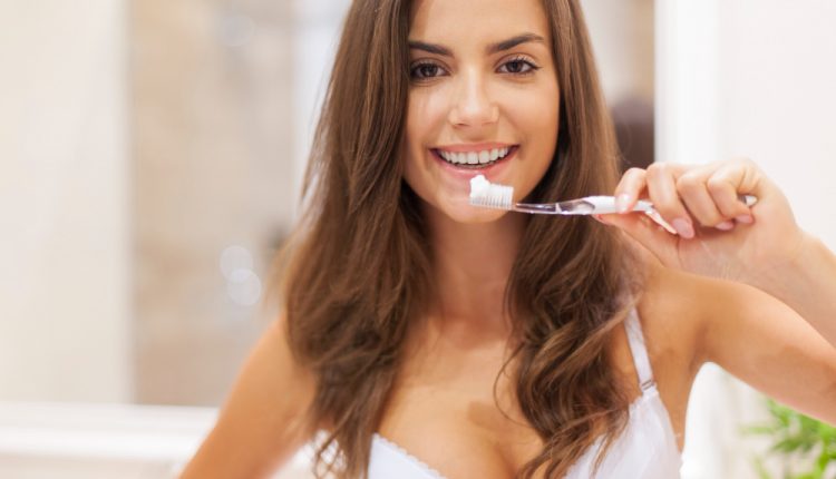 6 Dicas e procedimentos para deixar os dentes mais brancos
